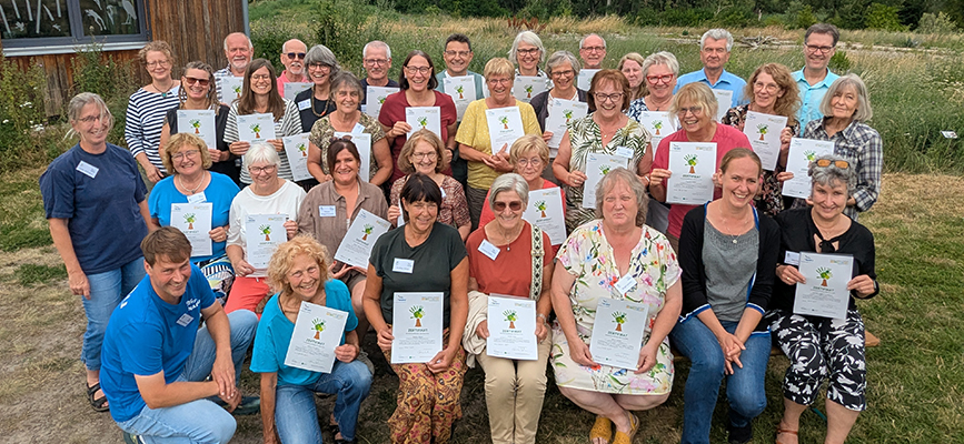 Gruppenbild mit den zertifizierten Kita-Naturbotschafterinnen und -botschaftern, Foto: NABU Gruppenbild mit den zertifizierten Kita-Naturbotschafterinnen und -botschaftern, Foto: NABU