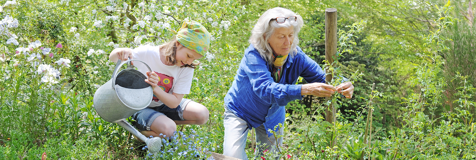 Mädchen und Frau bei der gemeinsamen Gartenarbeit, Foto: photophonie/stock.adobe.com Mädchen und Frau bei der gemeinsamen Gartenarbeit, Foto: photophonie/stock.adobe.com