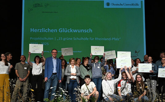 Gruppenfoto mit den ausgezeichneten Schulen, Foto: DUH-Lennart Wenning