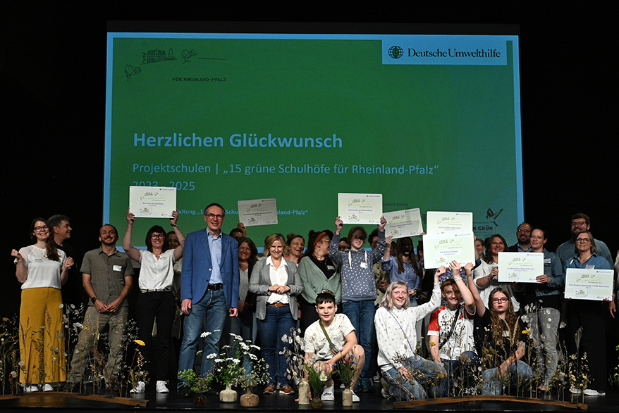 Gruppenfoto mit den ausgezeichneten Schulen, Foto: DUH-Lennart Wenning Gruppenfoto mit den ausgezeichneten Schulen, Foto: DUH-Lennart Wenning